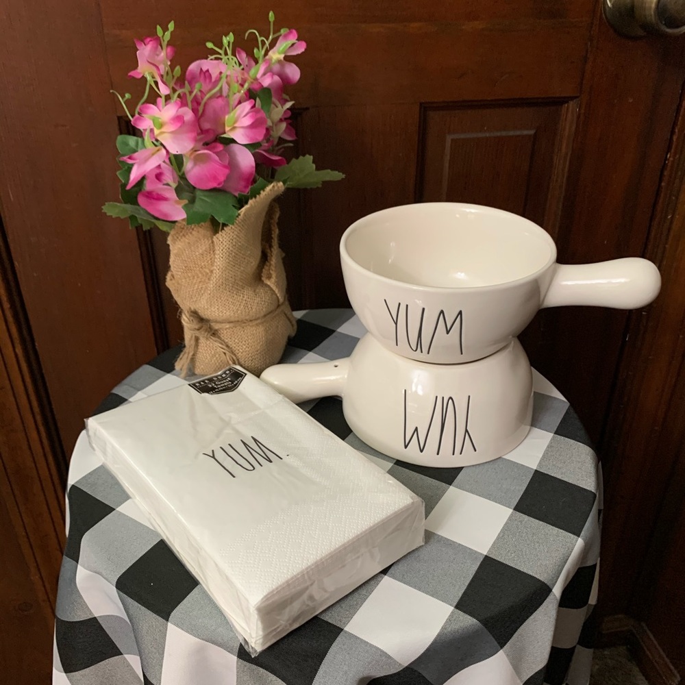 RAE DUNN YUM 2 bowls with handles & napkins
